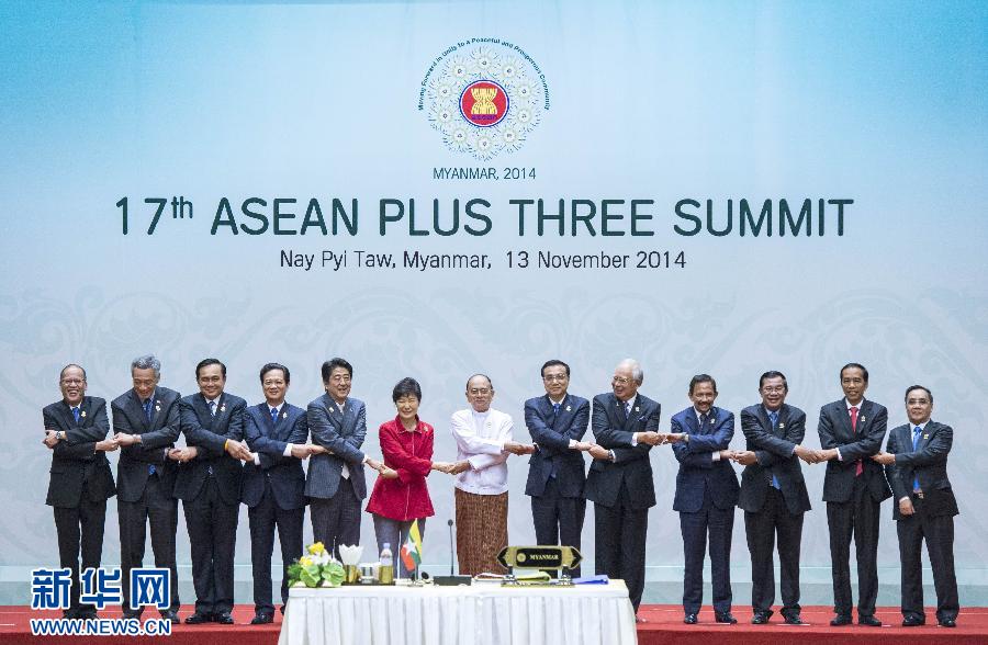 11月13日，中國(guó)國(guó)務(wù)院總理李克強(qiáng)在緬甸首都內(nèi)比都出席第17次東盟與中日韓（10+3）領(lǐng)導(dǎo)人會(huì)議。 新華社記者 王曄 攝