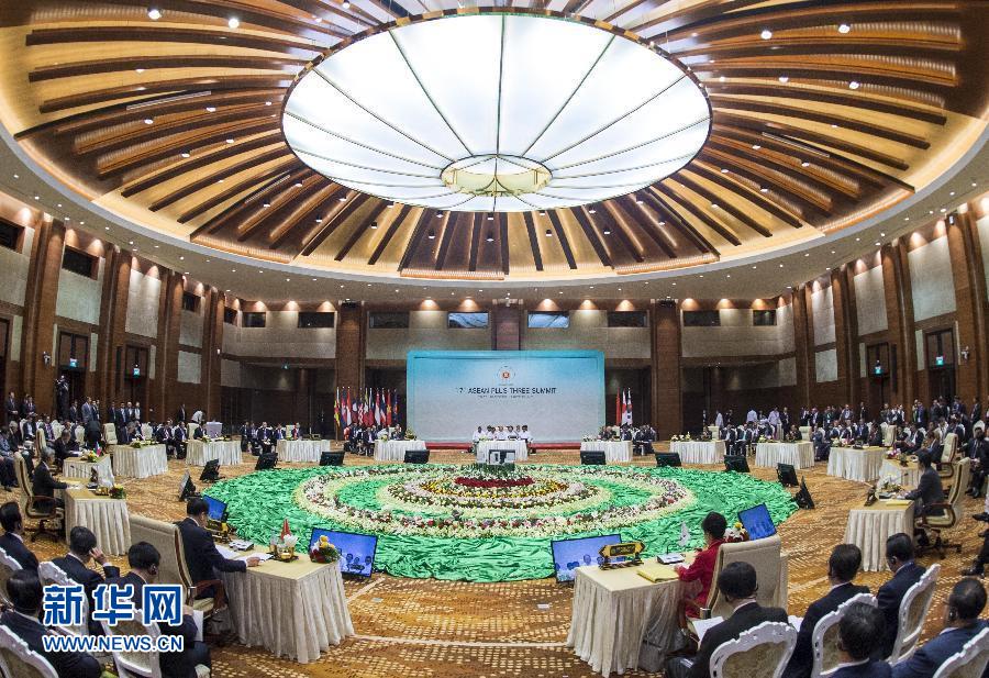 11月13日，中國(guó)國(guó)務(wù)院總理李克強(qiáng)在緬甸首都內(nèi)比都出席第17次東盟與中日韓（10+3）領(lǐng)導(dǎo)人會(huì)議。 新華社記者 王曄 攝