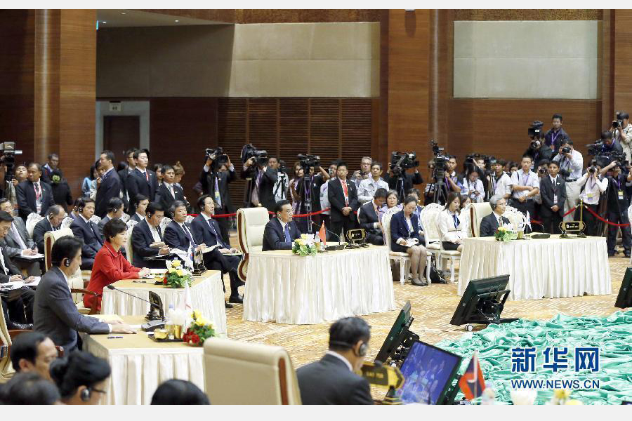 11月13日，中國(guó)國(guó)務(wù)院總理李克強(qiáng)在緬甸首都內(nèi)比都出席第17次東盟與中日韓（10+3）領(lǐng)導(dǎo)人會(huì)議。這是李克強(qiáng)在會(huì)議上講話。 新華社記者 鞠鵬 攝