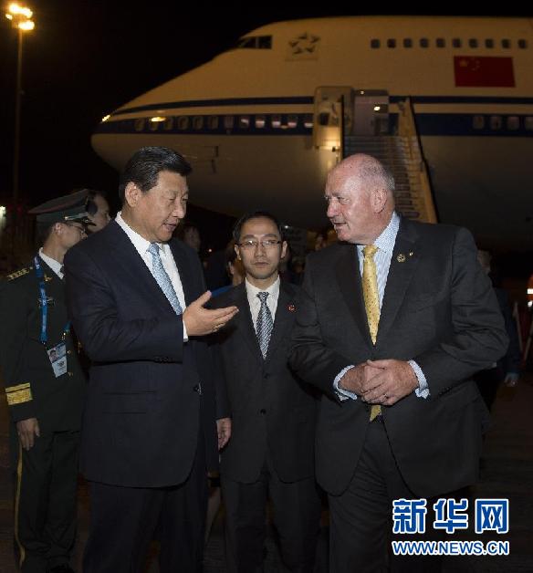 11月14日，中國國家主席習(xí)近平抵達(dá)布里斯班，出席二十國集團(tuán)領(lǐng)導(dǎo)人第九次峰會，并對澳大利亞進(jìn)行國事訪問。這是習(xí)近平在機(jī)場受到澳大利亞聯(lián)邦總督科斯格羅夫的迎接。新華社記者 李學(xué)仁 攝