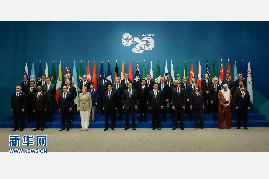 11月15日，二十國(guó)集團(tuán)領(lǐng)導(dǎo)人第九次峰會(huì)在澳大利亞布里斯班舉行。國(guó)家主席習(xí)近平出席會(huì)議并發(fā)表題為《推動(dòng)創(chuàng)新發(fā)展實(shí)現(xiàn)聯(lián)動(dòng)增長(zhǎng)》的重要講話。這是習(xí)近平主席同與會(huì)領(lǐng)導(dǎo)人合影。 新華社記者 馬占成 攝