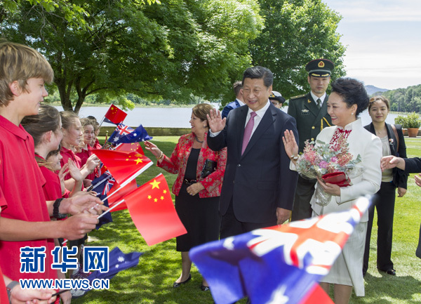 11月17日，中國(guó)國(guó)家主席習(xí)近平在堪培拉會(huì)見(jiàn)澳大利亞總督科斯格羅夫。會(huì)見(jiàn)前，科斯格羅夫在總督府草坪為習(xí)近平舉行隆重歡迎儀式。習(xí)近平和夫人彭麗媛抵達(dá)時(shí)，受到科斯格羅夫總督夫婦熱情迎接。新華社記者謝環(huán)馳 攝 