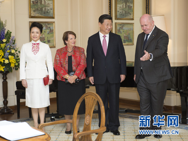 11月17日，中國(guó)國(guó)家主席習(xí)近平在堪培拉會(huì)見(jiàn)澳大利亞總督科斯格羅夫。會(huì)見(jiàn)前，科斯格羅夫在總督府草坪為習(xí)近平舉行隆重歡迎儀式。習(xí)近平和夫人彭麗媛抵達(dá)時(shí)，受到科斯格羅夫總督夫婦熱情迎接。新華社記者黃敬文 攝 