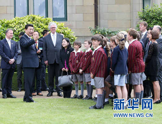 11月18日，國(guó)家主席習(xí)近平在澳大利亞塔斯馬尼亞州與朗塞斯頓市斯科奇－歐克伯恩小學(xué)的小學(xué)生共同植樹(shù)。新華社記者 姚大偉 攝