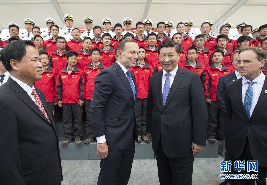 11月18日，正在澳大利亞塔斯馬尼亞州首府霍巴特訪問的中國國家主席習(xí)近平在澳大利亞總理阿博特陪同下參觀南極科考項目并慰問兩國科考人員。新華社記者李學(xué)仁攝 