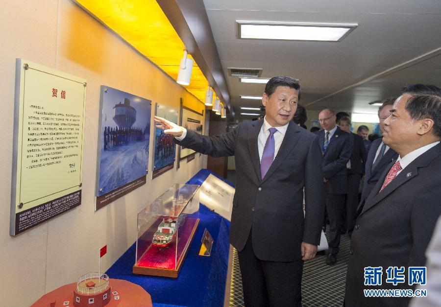 這是習(xí)近平參觀中國極地考察30周年圖片展。新華社記者李學(xué)仁攝 