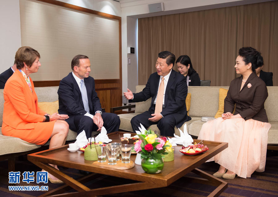 11月19日，國家主席習(xí)近平結(jié)束對澳大利亞的國事訪問。離開悉尼前，澳大利亞總理阿博特夫婦專門到習(xí)近平下榻飯店同習(xí)近平和夫人彭麗媛親切話別。新華社記者 黃敬文 攝