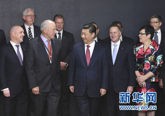 11月21日，中國國家主席習(xí)近平在奧克蘭和新西蘭總理約翰&middot;基共同出席中國－新西蘭市長論壇啟動(dòng)儀式，并在啟動(dòng)儀式后會(huì)見&ldquo;新中關(guān)系促進(jìn)委員會(huì)&rdquo;主要成員。新華社記者馬占成攝