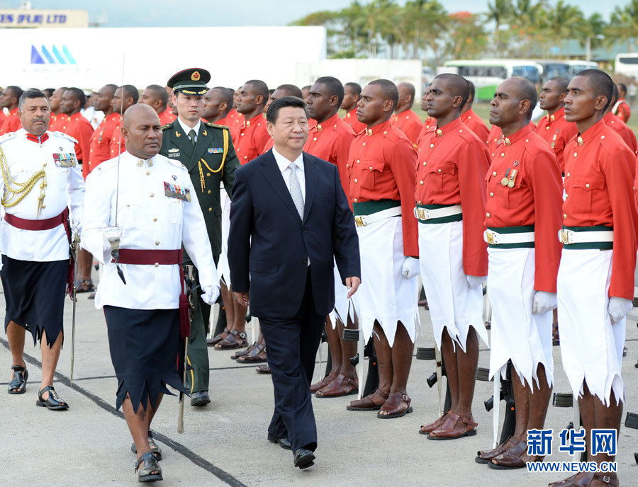 11月21日，國家主席習(xí)近平抵達(dá)楠迪，開始對斐濟(jì)進(jìn)行國事訪問并將同太平洋建交島國領(lǐng)導(dǎo)人舉行會晤。這是習(xí)近平主席在機(jī)場出席斐濟(jì)總理姆拜尼馬拉馬舉行的隆重歡迎儀式。 新華社記者馬占成攝 