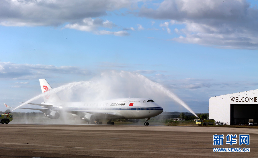  11月21日，國家主席習(xí)近平抵達(dá)楠迪，開始對斐濟(jì)進(jìn)行國事訪問并將同太平洋建交島國領(lǐng)導(dǎo)人舉行會晤。圖為習(xí)近平乘坐的專機(jī)在楠迪國際機(jī)場跑道上滑行穿過&ldquo;水門&rdquo;，這是當(dāng)?shù)亟o予最尊貴客人的禮遇，表達(dá)為客人&ldquo;洗塵&rdquo;。 新華社記者丁林?jǐn)z 