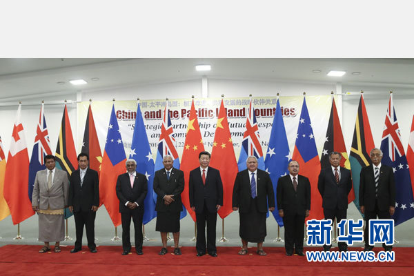 11月22日，國家主席習(xí)近平在楠迪同斐濟(jì)總理姆拜尼馬拉馬、密克羅尼西亞聯(lián)邦總統(tǒng)莫里、薩摩亞總理圖伊拉埃帕、巴布亞新幾內(nèi)亞總理奧尼爾、瓦努阿圖總理納圖曼、庫克群島總理普納、湯加首相圖伊瓦卡諾、紐?？偫硭忍窖髰u國領(lǐng)導(dǎo)人舉行集體會晤。姚大偉攝