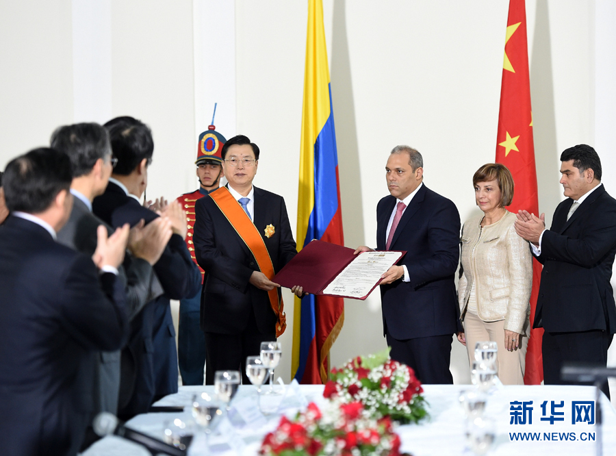 11月24日，正在哥倫比亞進行正式友好訪問的全國人大常委會委員長張德江在波哥大與哥倫比亞國會主席兼參議長納梅舉行會談。 新華社記者鞠鵬 攝