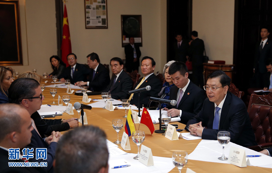 11月24日，正在哥倫比亞進行正式友好訪問的全國人大常委會委員長張德江在波哥大與哥倫比亞眾議長阿明舉行會談。 新華社記者 鞠鵬 攝 