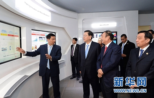 11月26日，正在墨西哥進行正式友好訪問的全國人大常委會委員長張德江在墨西哥城視察華為公司拉美北地區(qū)部。 新華社記者劉建生攝