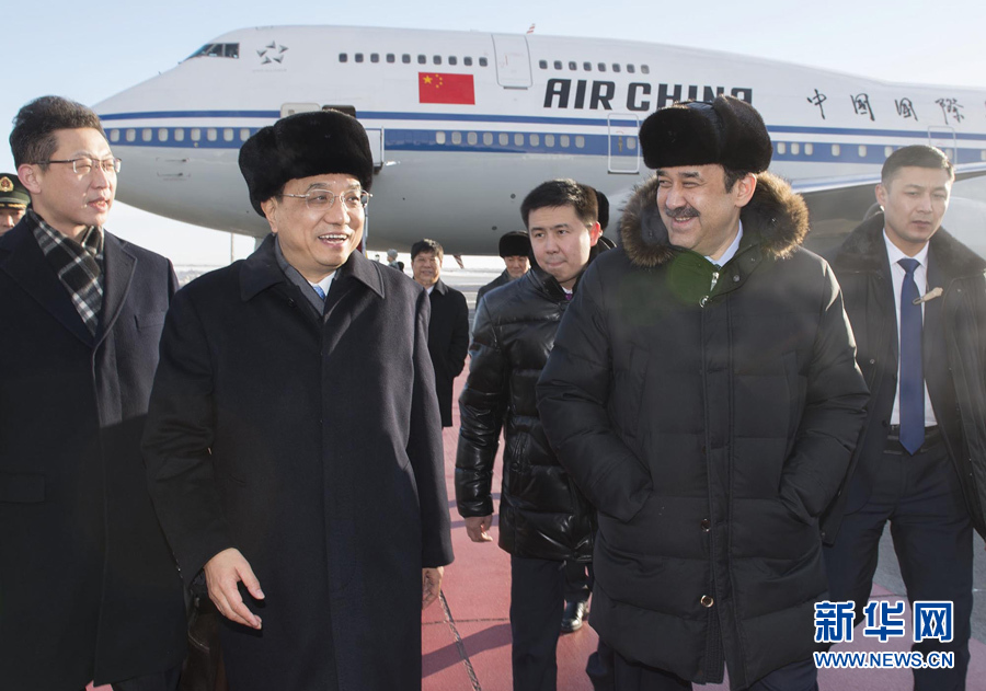  12月14日，應(yīng)哈薩克斯坦共和國總理馬西莫夫邀請，國務(wù)院總理李克強乘專機抵達阿斯塔納國際機場，開始對哈薩克斯坦進行正式訪問，舉行中哈總理第二次定期會晤，并出席上海合作組織成員國政府首腦理事會第十三次會議。這是馬西莫夫到機場迎接李克強。新華社記者 黃敬文 攝 