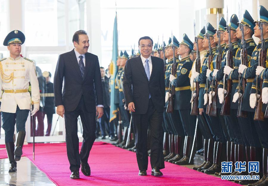 12月14日，應(yīng)哈薩克斯坦共和國總理馬西莫夫邀請，國務(wù)院總理李克強乘專機抵達阿斯塔納國際機場，開始對哈薩克斯坦進行正式訪問，舉行中哈總理第二次定期會晤，并出席上海合作組織成員國政府首腦理事會第十三次會議。馬西莫夫到機場迎接李克強，并舉行隆重的歡迎儀式。新華社記者 黃敬文 攝