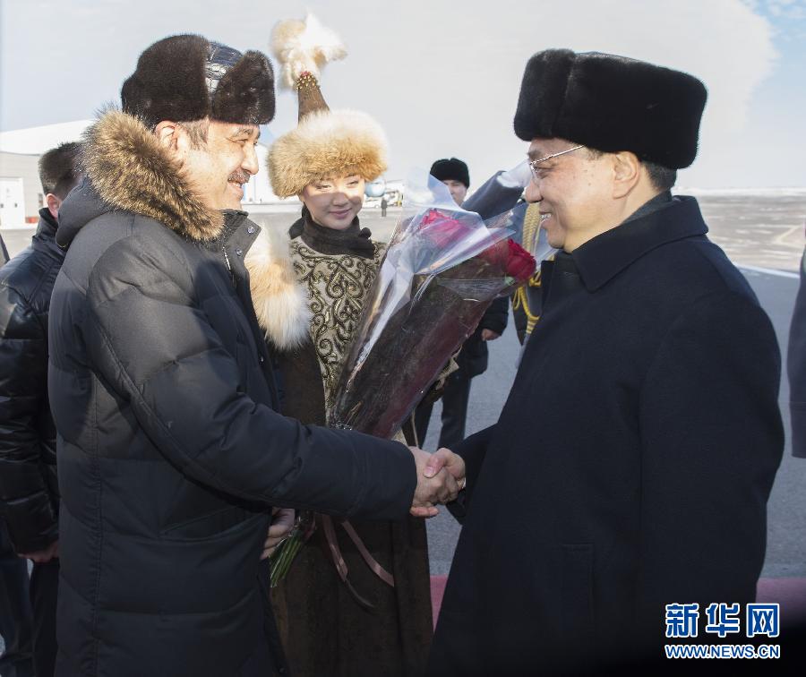 12月14日，應(yīng)哈薩克斯坦共和國總理馬西莫夫邀請，國務(wù)院總理李克強乘專機抵達阿斯塔納國際機場，開始對哈薩克斯坦進行正式訪問，舉行中哈總理第二次定期會晤，并出席上海合作組織成員國政府首腦理事會第十三次會議。這是馬西莫夫到機場迎接李克強。新華社記者 黃敬文 攝