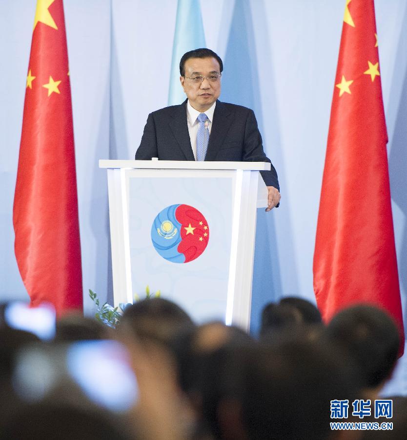  12月14日，國(guó)務(wù)院總理李克強(qiáng)在阿斯塔納同哈薩克斯坦總理馬西莫夫共同出席中哈企業(yè)家委員會(huì)第二次會(huì)議。這是李克強(qiáng)總理在會(huì)議上致辭。新華社記者 黃敬文 攝 