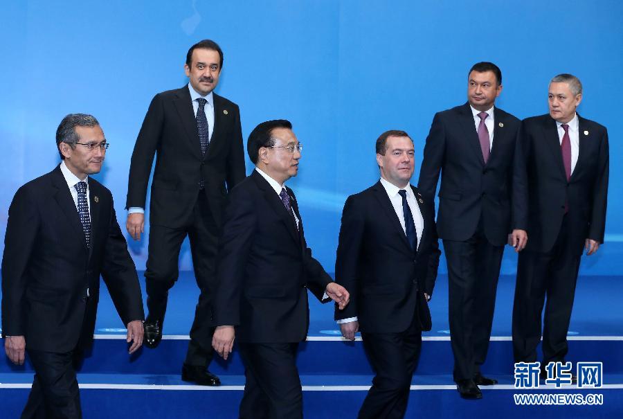 12月15日，中國(guó)國(guó)務(wù)院總理李克強(qiáng)在阿斯塔納出席上海合作組織成員國(guó)政府首腦理事會(huì)第十三次會(huì)議。這是與會(huì)領(lǐng)導(dǎo)人集體合影后走向會(huì)場(chǎng)。新華社記者 龐興雷 攝 