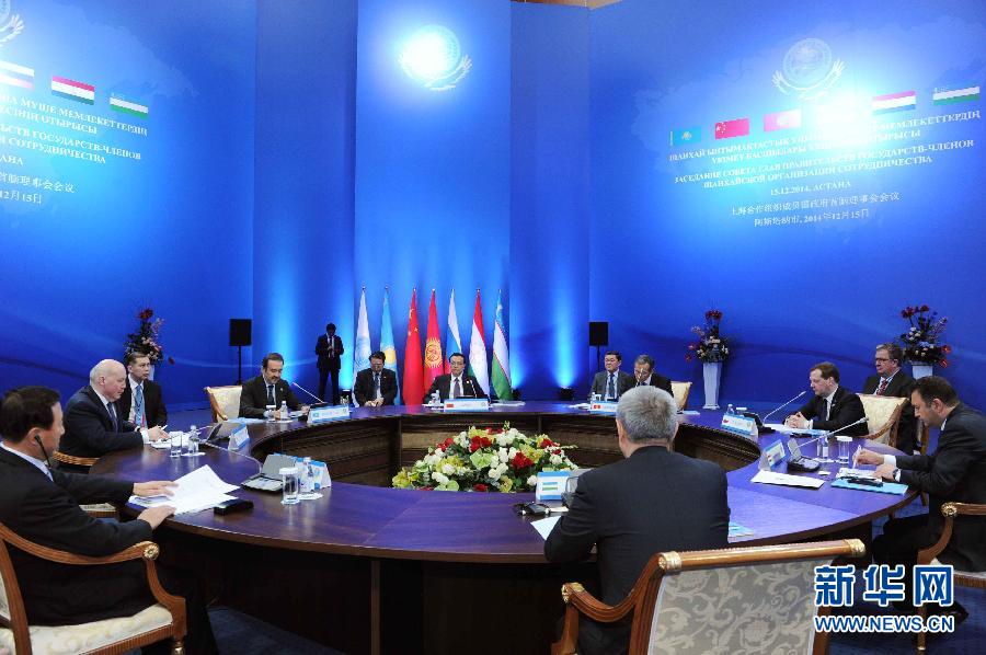 12月15日，中國(guó)國(guó)務(wù)院總理李克強(qiáng)在阿斯塔納出席上海合作組織成員國(guó)政府首腦理事會(huì)第十三次會(huì)議。 新華社記者 饒愛(ài)民 攝 