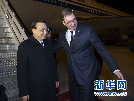 12月15日，國務(wù)院總理李克強(qiáng)抵達(dá)貝爾格萊德，出席中國－中東歐國家領(lǐng)導(dǎo)人會(huì)晤并正式訪問塞爾維亞，塞爾維亞總理武契奇到機(jī)場(chǎng)迎接。新華社記者 黃敬文 攝