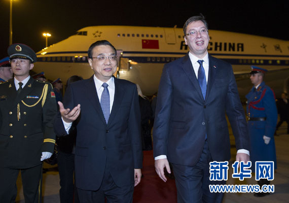 12月15日，國務(wù)院總理李克強(qiáng)抵達(dá)貝爾格萊德，出席中國－中東歐國家領(lǐng)導(dǎo)人會(huì)晤并正式訪問塞爾維亞，塞爾維亞總理武契奇到機(jī)場(chǎng)迎接。新華社記者 黃敬文 攝