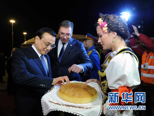 12月15日，國務(wù)院總理李克強(qiáng)抵達(dá)貝爾格萊德，出席中國－中東歐國家領(lǐng)導(dǎo)人會(huì)晤并正式訪問塞爾維亞，塞爾維亞總理武契奇到機(jī)場(chǎng)迎接。新華社記者 饒愛民 攝