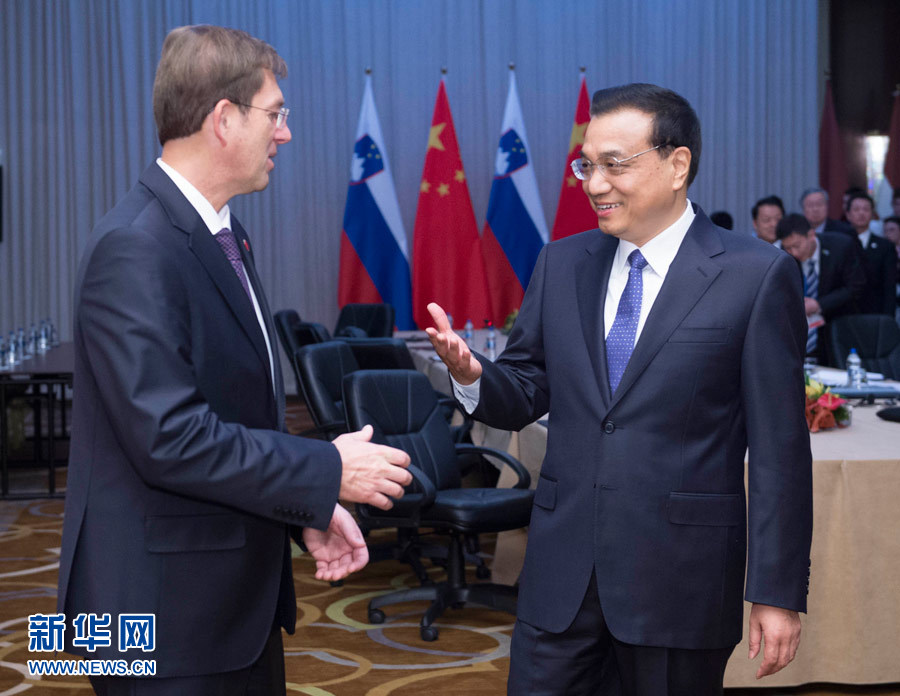 12月16日，中國國務(wù)院總理李克強(qiáng)在貝爾格萊德會見斯洛文尼亞總理采拉爾。 新華社記者黃敬文攝