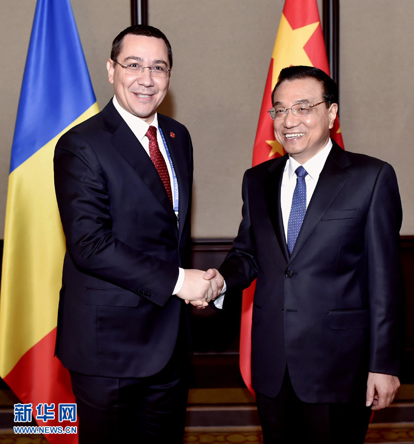 12月16日，中國國務(wù)院總理李克強(qiáng)在貝爾格萊德會見羅馬尼亞總理蓬塔。 新華社記者劉力航攝