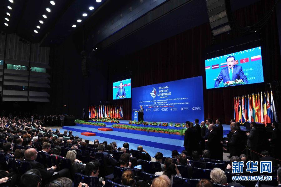 12月16日，國務院總理李克強在貝爾格萊德與中東歐國家領導人共同出席中國－中東歐國家第四屆經(jīng)貿論壇開幕式并致辭。 新華社記者 饒愛民攝 