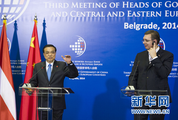12月16日，國(guó)務(wù)院總理李克強(qiáng)在貝爾格萊德出席第三次中國(guó)-中東歐國(guó)家領(lǐng)導(dǎo)人會(huì)晤后，與塞爾維亞總理武契奇共同會(huì)見(jiàn)記者。 新華社記者黃敬文 攝