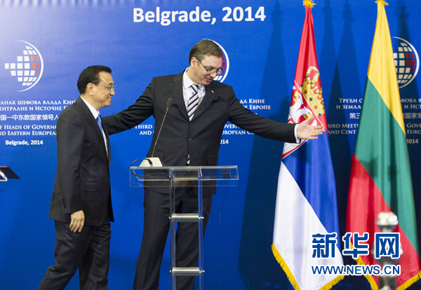 12月16日，國(guó)務(wù)院總理李克強(qiáng)在貝爾格萊德出席第三次中國(guó)-中東歐國(guó)家領(lǐng)導(dǎo)人會(huì)晤后，與塞爾維亞總理武契奇共同會(huì)見(jiàn)記者。 新華社記者黃敬文 攝