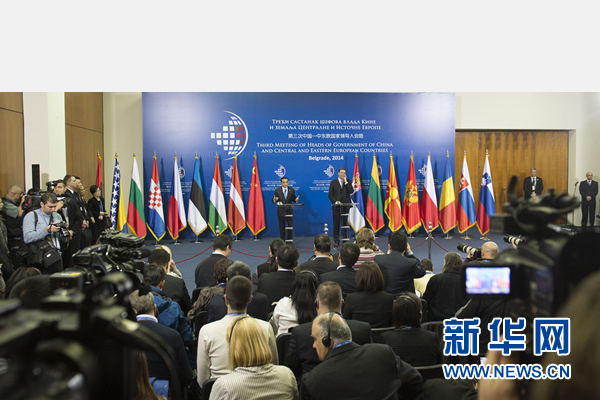 12月16日，國(guó)務(wù)院總理李克強(qiáng)在貝爾格萊德出席第三次中國(guó)-中東歐國(guó)家領(lǐng)導(dǎo)人會(huì)晤后，與塞爾維亞總理武契奇共同會(huì)見(jiàn)記者。 新華社記者黃敬文 攝