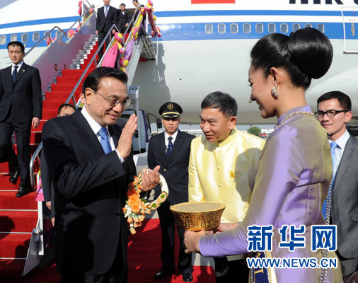 12月19日，中國國務院總理李克強抵達曼谷，出席大湄公河次區(qū)域經濟合作領導人第五次會議。新華社記者饒愛民攝