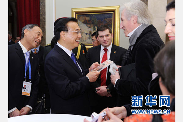 12月18日，中國(guó)國(guó)務(wù)院總理李克強(qiáng)在貝爾格萊德市政廳接受&ldquo;貝爾格萊德榮譽(yù)市民&rdquo;證書，塞爾維亞總理武契奇陪同出席。隨后，李克強(qiáng)同塞各界知名人士親切會(huì)見(jiàn)并互動(dòng)交流。這是李克強(qiáng)同電影《瓦爾特保衛(wèi)薩拉熱窩》的演員薩馬爾季奇親切交談。新華社記者 饒愛(ài)民 攝