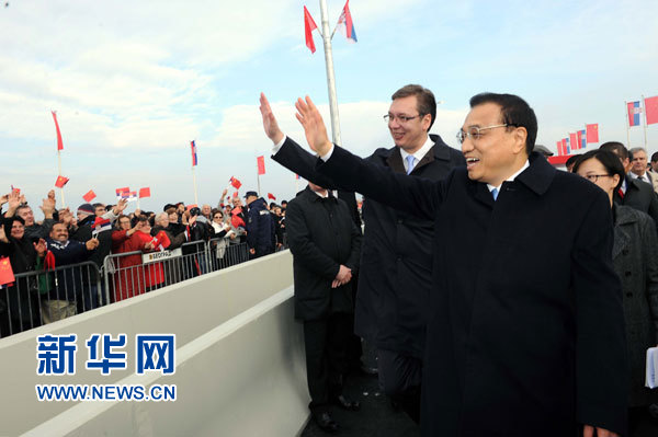12月18日，中國(guó)國(guó)務(wù)院總理李克強(qiáng)在貝爾格萊德同塞爾維亞總理武契奇共同出席貝爾格萊德跨多瑙河大橋竣工儀式。這是李克強(qiáng)與武契奇在儀式現(xiàn)場(chǎng)向塞爾維亞群眾揮手致意。新華社記者 饒愛(ài)民 攝