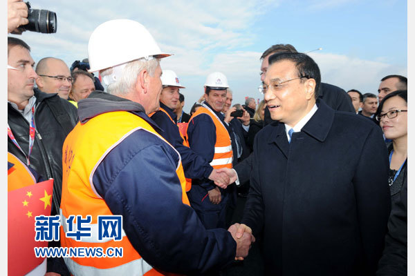 12月18日，中國(guó)國(guó)務(wù)院總理李克強(qiáng)在貝爾格萊德同塞爾維亞總理武契奇共同出席貝爾格萊德跨多瑙河大橋竣工儀式。這是李克強(qiáng)同大橋建設(shè)者親切交流。新華社記者 饒愛(ài)民 攝