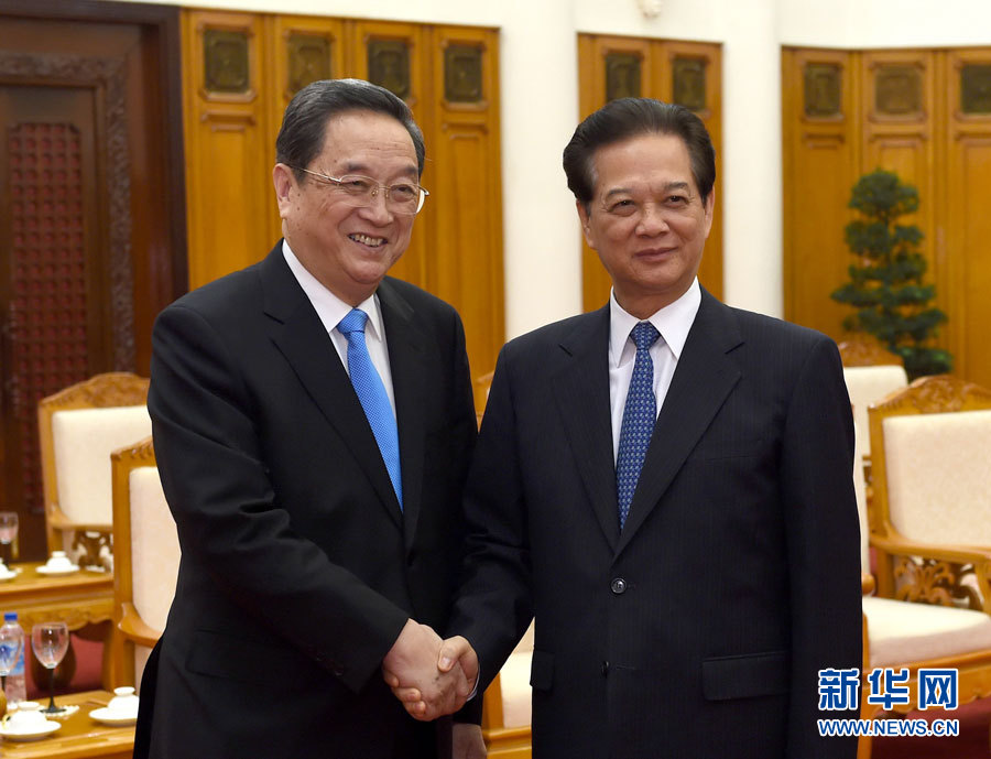 12月25日至27日，中共中央政治局常委、全國政協主席俞正聲對越南進行正式訪問。這是12月26日，俞正聲在河內會見越南政府總理阮晉勇。 新華社記者馬占成攝