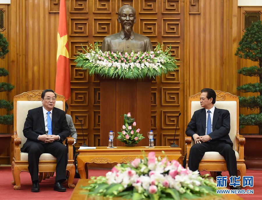 12月25日至27日，中共中央政治局常委、全國政協主席俞正聲對越南進行正式訪問。這是12月26日，俞正聲在河內會見越南政府總理阮晉勇。 新華社記者劉建生攝