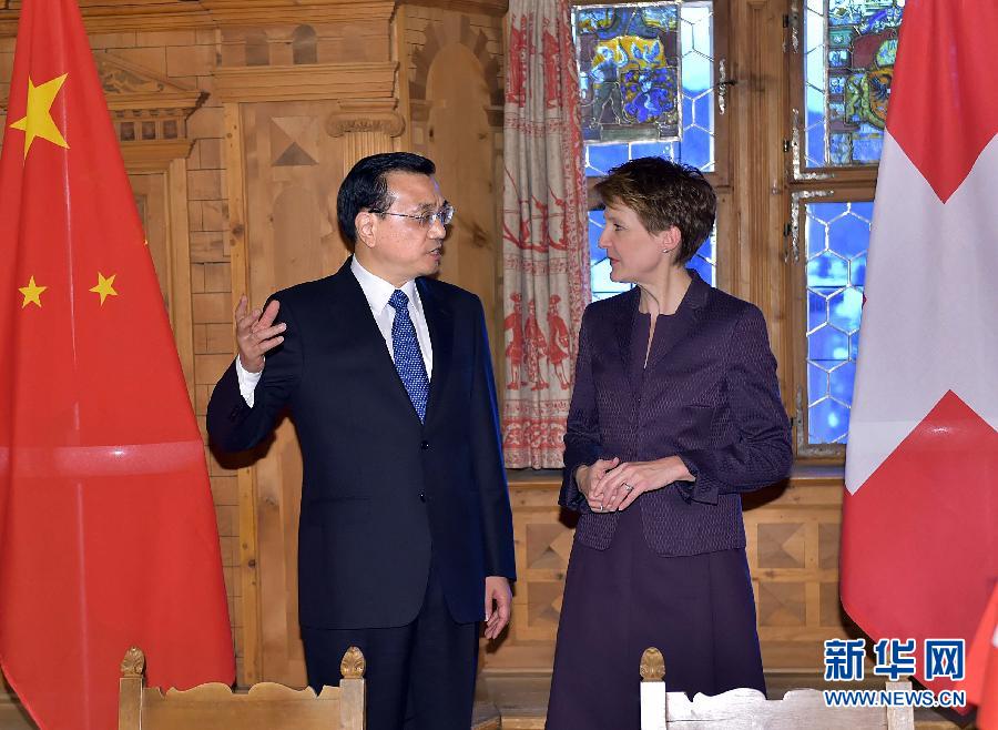 1月21日，國務(wù)院總理李克強(qiáng)在達(dá)沃斯同瑞士聯(lián)邦主席索馬魯加舉行會談。這是會談結(jié)束后，李克強(qiáng)與索馬魯加共同出席雙邊金融、食品、藥品、科研、人員往來等領(lǐng)域合作文件簽字儀式。新華社記者 李濤 攝