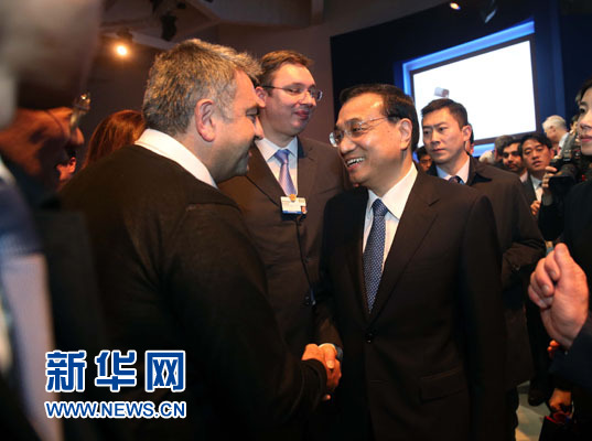 1月21日，中國國務(wù)院總理李克強(qiáng)在瑞士達(dá)沃斯舉行的世界經(jīng)濟(jì)論壇全會發(fā)表特別致辭并回答提問。這是李克強(qiáng)在致辭后同與會嘉賓親切交談。新華社記者 劉衛(wèi)兵 攝