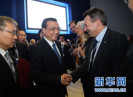 1月21日，中國國務(wù)院總理李克強(qiáng)在瑞士達(dá)沃斯舉行的世界經(jīng)濟(jì)論壇全會發(fā)表特別致辭并回答提問。這是李克強(qiáng)在致辭前同與會嘉賓親切交談。新華社記者 劉衛(wèi)兵 攝