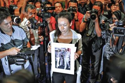 1月29日，在得知即將召開有關MH370的發(fā)布會后，一些乘客家屬成員到場。