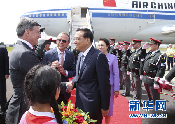 當?shù)貢r間6月28日下午，經(jīng)中歐雙方商定，國務院總理李克強乘專機抵達比利時首都布魯塞爾，出席第十七次中國歐盟領導人會晤。李克強總理夫人程虹同機抵達。歐盟和比利時政府高級官員到阿貝拉格機場迎接。新華社記者 龐興雷 攝 