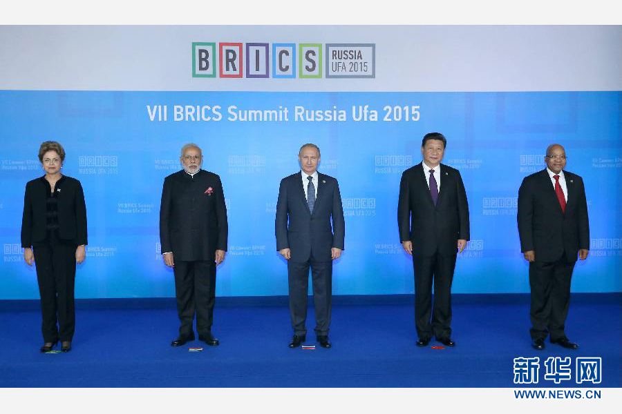 7月9日，金磚國家領(lǐng)導(dǎo)人第七次會(huì)晤在俄羅斯烏法舉行。中國國家主席習(xí)近平、俄羅斯總統(tǒng)普京、巴西總統(tǒng)羅塞夫、印度總理莫迪、南非總統(tǒng)祖馬出席。這是金磚國家領(lǐng)導(dǎo)人集體合影。新華社記者 龐興雷 攝