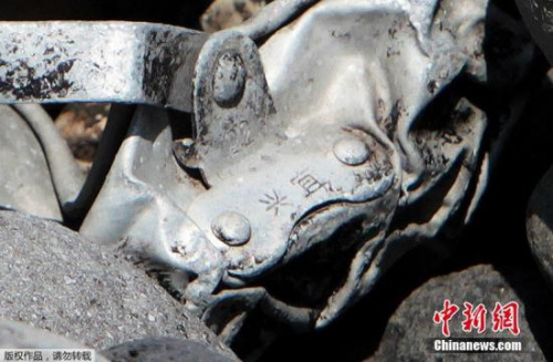 圖為疑似飛機(jī)金屬殘片上刻有中文&ldquo;宜興&rdquo;兩字。