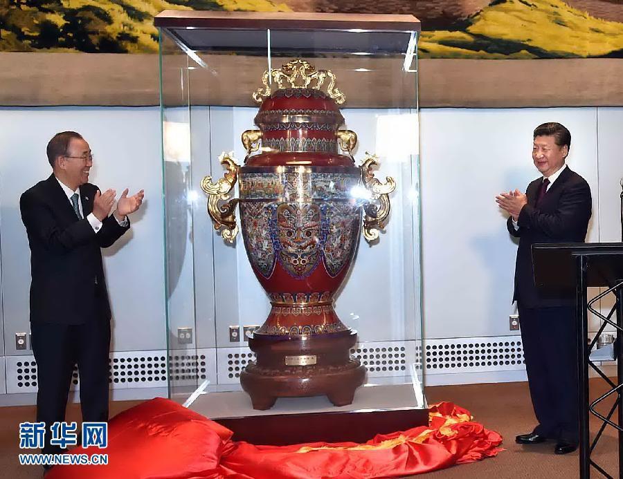 9月27日，國(guó)家主席習(xí)近平在紐約出席中國(guó)向聯(lián)合國(guó)贈(zèng)送&ldquo;和平尊&rdquo;儀式。聯(lián)合國(guó)秘書(shū)長(zhǎng)潘基文出席。 新華社記者 李濤 攝 