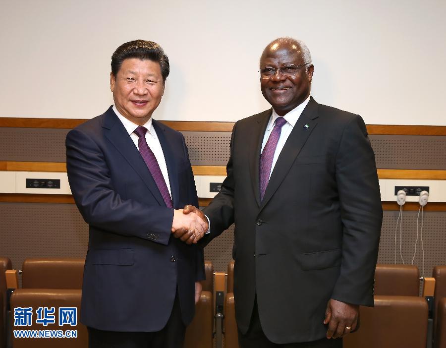 9月27日，國(guó)家主席習(xí)近平在紐約會(huì)見塞拉利昂總統(tǒng)科羅馬。新華社記者 龐興雷 攝 