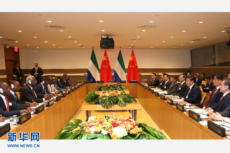 9月27日，國(guó)家主席習(xí)近平在紐約會(huì)見塞拉利昂總統(tǒng)科羅馬。新華社記者 龐興雷 攝