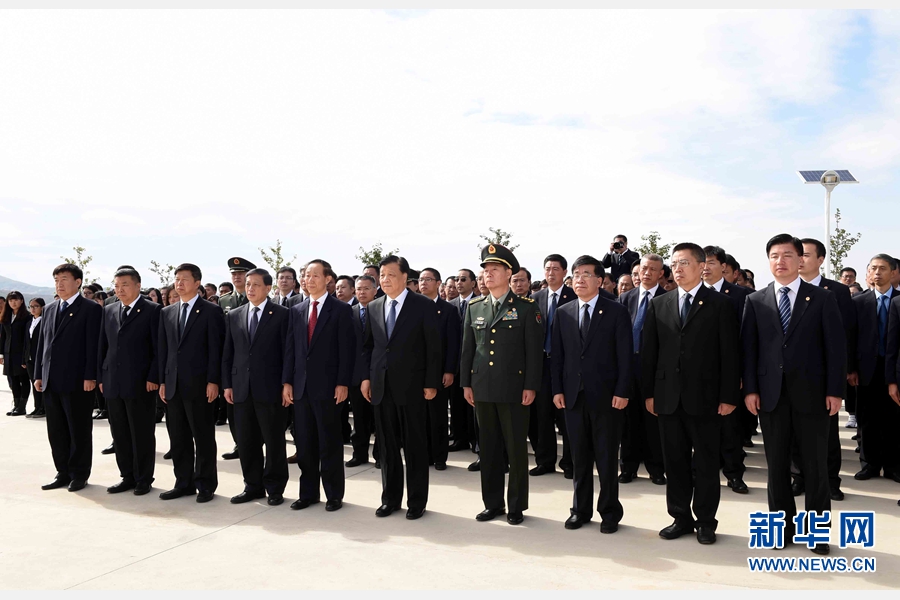 10月11日，中共中央政治局常委、中央書記處書記劉云山專程趕赴安州祭掃中國人民志愿軍烈士陵園，向中國人民志愿軍烈士敬獻花籃并默哀。 新華社記者 饒愛民 攝